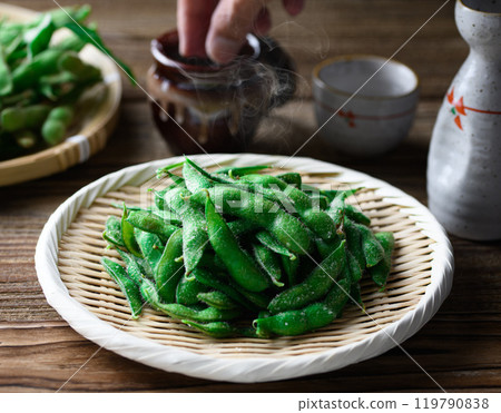 剛煮好的毛豆和清酒 剛煮好的毛豆和清酒 119790838