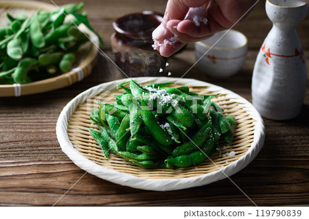 剛煮好的毛豆和清酒 119790839