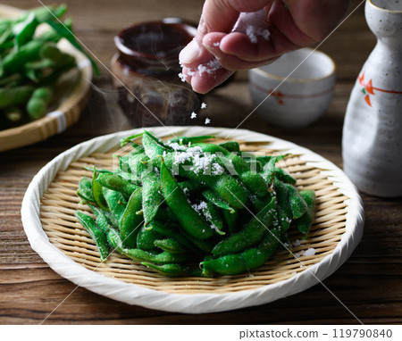 剛煮好的毛豆和清酒 119790840