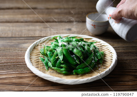 剛煮好的毛豆和清酒 119790847