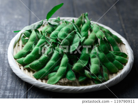 毛豆，樹枝排列在籃子裡（黑色背景） 119790911