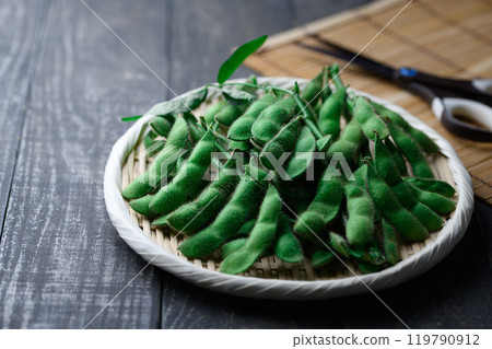 Edamame beans on a basket (black background) 119790912