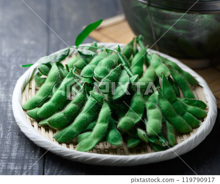 Edamame beans on a basket (black background) 119790917