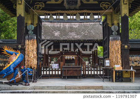 View of the worship hall and main hall from the National Treasure Karamon Gate at Toyokuni Shrine in Kyoto 119791307