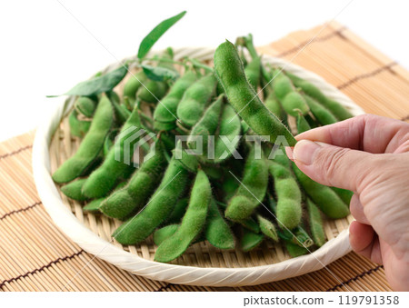 Edamame beans on a basket (white background) 119791358