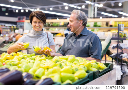 Husband and wife choose quality pepper 119791500
