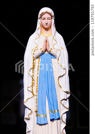Statue of Mary praying 119791793
