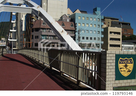 長崎縣佐世保市中央城市景觀，佐世保公園周圍的“阿爾伯克基大橋” 119793146