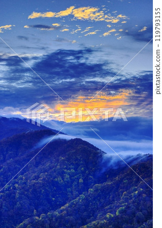 Autumn clouds and rays of light over the waterfall at Shiori Pass 119793155
