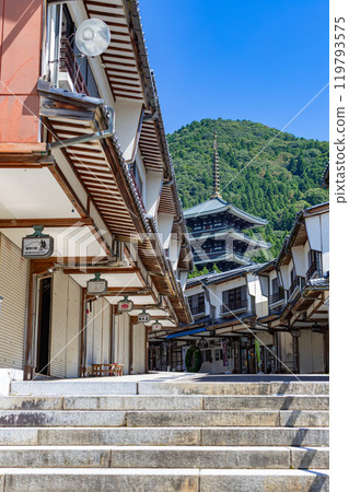 Qingdao Temple, five-story pagoda seen from the shopping street 119793575