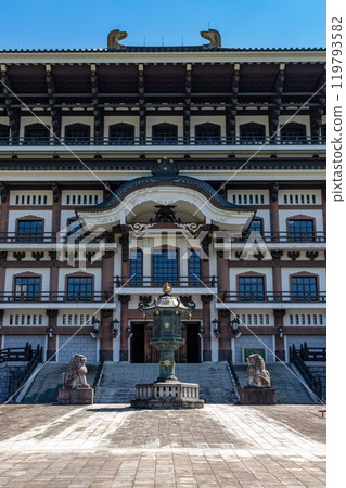Qingdao Temple, the atmosphere at the entrance to the main hall 119793582