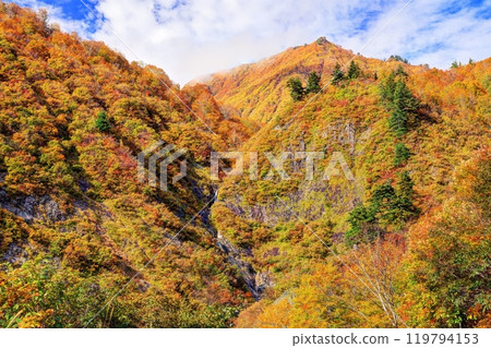 Autumn at Lake Okutadami Takizawa 119794153