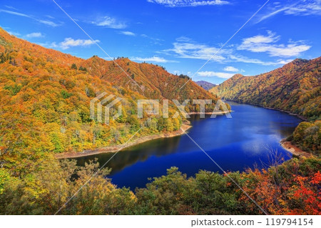Lake Tadami in autumn 119794154