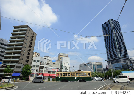 穿越廣島電鐵間場町電車站十字路口的被原子彈轟炸的列車 穿越廣島電鐵間場町電車站十字路口的被原子彈轟炸的列車 119794225