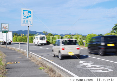 鳥取縣境港市米子鬼太郎機場沿線的旋律路上,汽車陸續駛過的景象 鳥取縣境港市米子鬼太郎機場沿線的旋律路上,汽車陸續駛過的景象 119794618