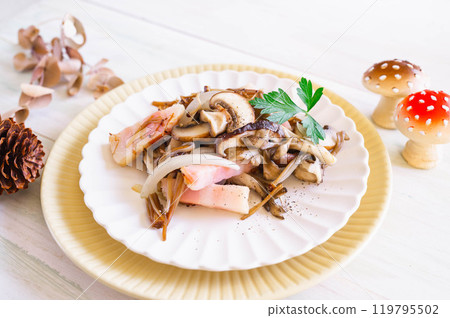 炒蘑菇和培根 119795502