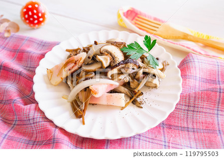 Autumn taste: Sauteed mushrooms Autumn taste: Sauteed mushrooms 119795503