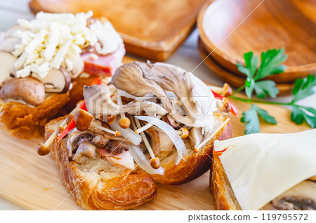製作開放式蘑菇三明治 製作開放式蘑菇三明治 119795572