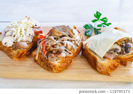 製作開放式蘑菇三明治 119795573