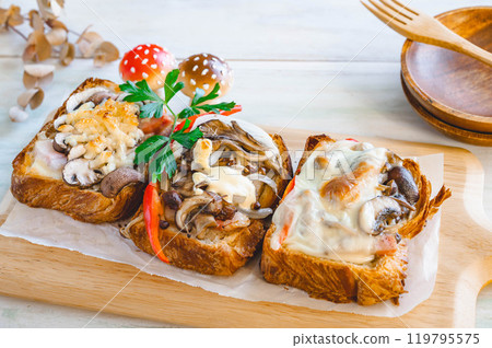 Grilled mushroom toast 119795575