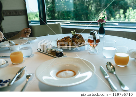 在餐廳享用美味佳餚 119796710