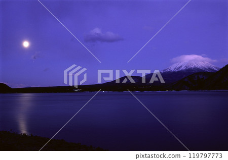 富士山,月光下的湖水和傘雲 富士山,月光下的湖水和傘雲 119797773