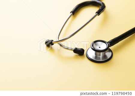 黃色背景上的聽診器 119798450