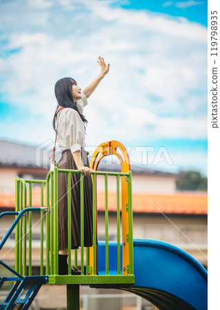 年輕女子在溜滑梯上玩得開心 119798935