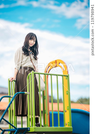 年輕女子在溜滑梯上玩得開心 119798941