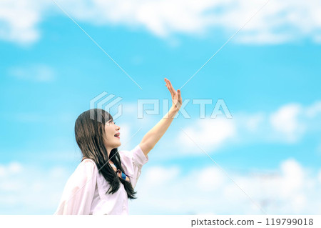 站立在藍天下的婦女 119799018
