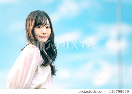 站立在藍天下的婦女 119799029