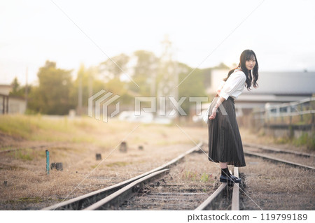 一名婦女在廢棄的鐵路線上行走 119799189