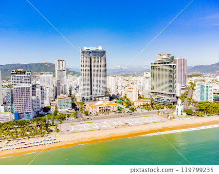 The sea promenade of the city. 119799235