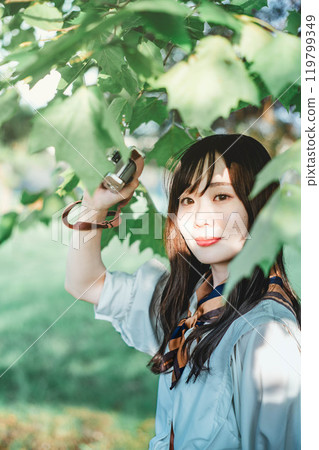 傾斜反對樹的婦女 119799349