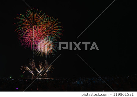 Colorful fireworks and fireworks reflected on the water at the Sagara Marine Fireworks Festival at Sagara Sun Beach in Makinohara City (Shizuoka Prefecture) 119801551