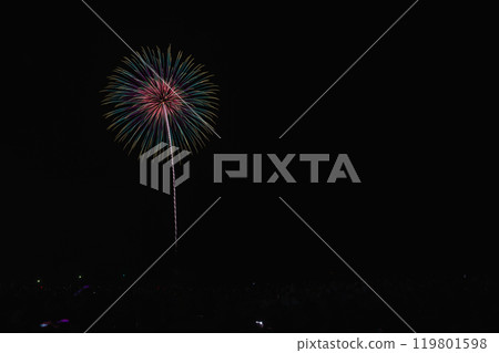 Fireworks floating in the night sky at the Sagara Marine Fireworks Festival at Sagara Sun Beach in Makinohara City (Shizuoka Prefecture) Fireworks floating in the night sky at the Sagara Marine Fireworks Festival at Sagara Sun Beach in Makinohara City (Shizuoka Prefecture) 119801598