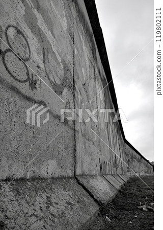 Berlin wall low angle in monochrome 119802111
