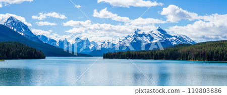 Maligne Lake summer scenery in Jasper National Park, Alberta, Canada. Canadian Rockies snow capped mountain range panoramic view. 119803886