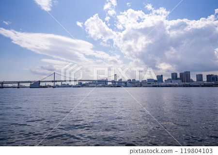 從東京都中央區晴海碼頭公園看到的彩虹橋 從東京都中央區晴海碼頭公園看到的彩虹橋 119804103