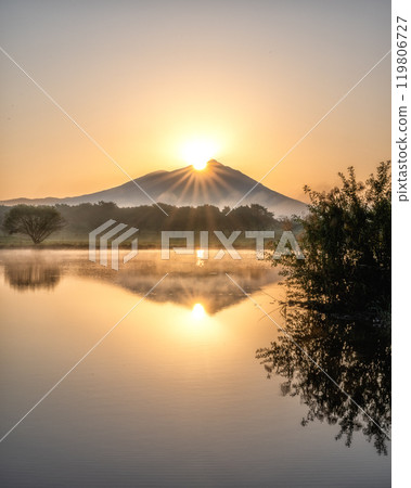 從山頂和筑波山升起的朝陽 從山頂和筑波山升起的朝陽 119806727