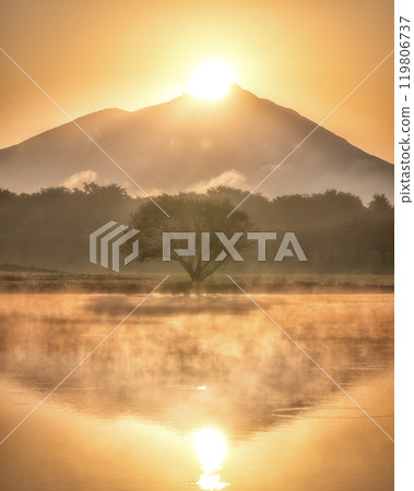 從山頂和筑波山升起的朝陽 119806737