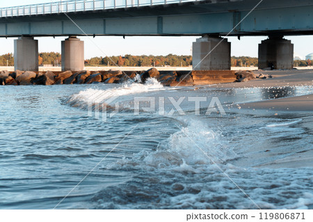秋天的新舞子,海浪反射著日出 秋天的新舞子,海浪反射著日出 119806871