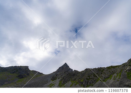 [Mountain material] Mt. Yari on a cloudy day as seen from Yarisawa Cirque [Nagano Prefecture] 119807378