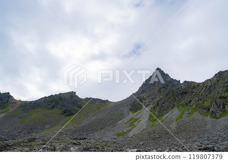 [Mountain material] Mt. Yari on a cloudy day as seen from Yarisawa Cirque [Nagano Prefecture] 119807379