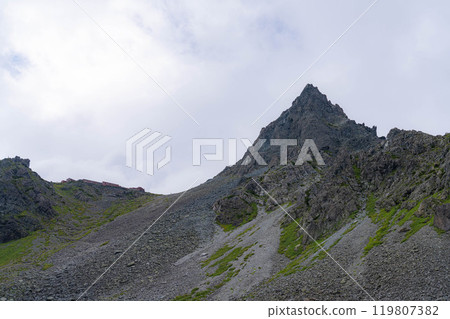 [Mountain material] Mt. Yari on a cloudy day as seen from Yarisawa Cirque [Nagano Prefecture] 119807382