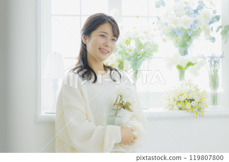 Woman in white knit 119807800