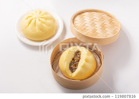 Keema curry and steamed meat buns 119807816