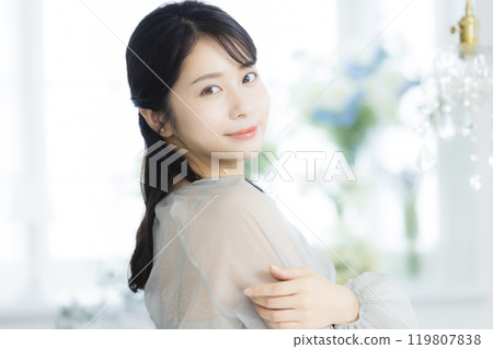 Woman with vase 119807838