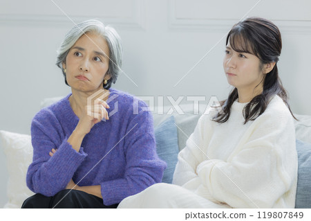 一名老年婦女和一名年輕女子在客廳打架 119807849