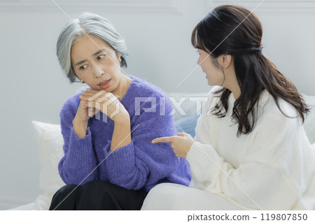 一名老年婦女和一名年輕女子在客廳打架 119807850